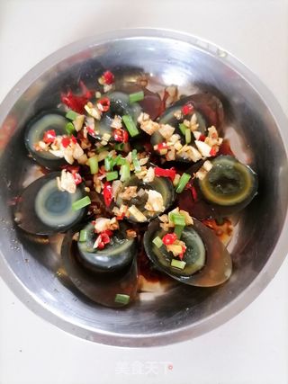 凉拌松花蛋的家常做法